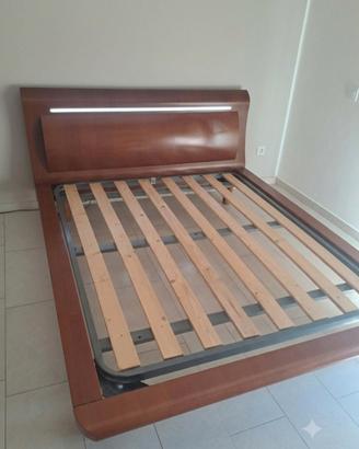 letto in legno con rete in doghe