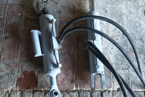 Terzo punto idraulico con pistone