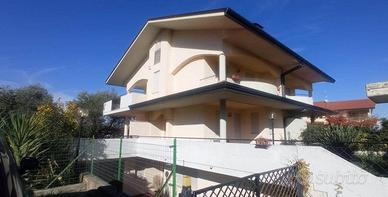 Villa di 214 m² con più di 5 locali e box auto a F