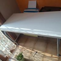 scrivania di colore bianco f.to58x120h76