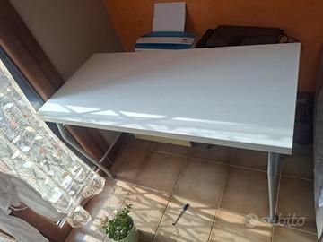 scrivania di colore bianco f.to58x120h76