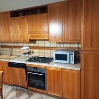 Cucina con elettrodomestici 