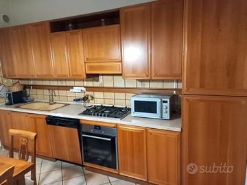 Cucina con elettrodomestici 