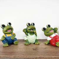 tre rane in ceramica