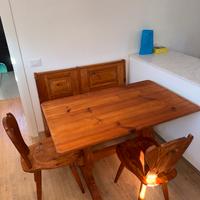 Tavolo in legno massello con panca e sedie