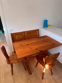 Tavolo in legno massello con panca e sedie