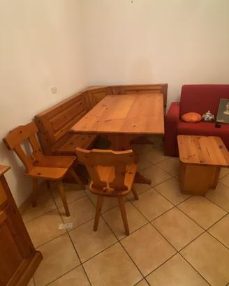 Cassa panca tavolo e sedie