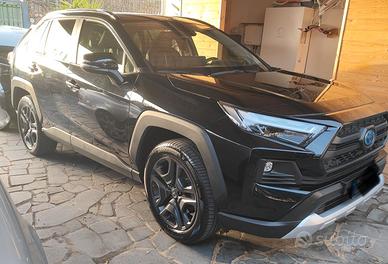 Toyota RAV4 Hybrid 225 cavalli 4x4 Adventure