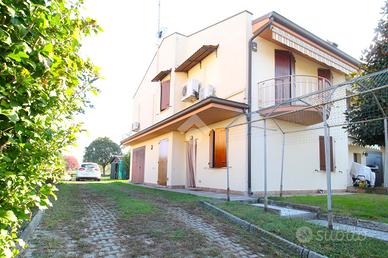 PORZIONE DI TRIFAMILIARE A SUZZARA