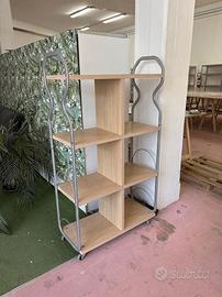 Libreria in legno con struttura metallica su ruote