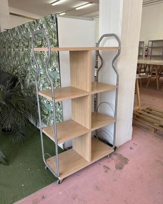 Libreria in legno con struttura metallica su ruote