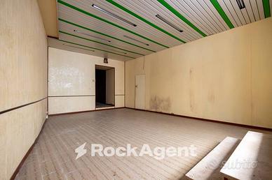 LOCALE COMMERCIALE 1 VETRINA SU STRADA