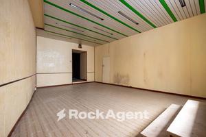 LOCALE COMMERCIALE 1 VETRINA SU STRADA