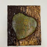 Cuore materico verde su sfondo legno fatto a mano