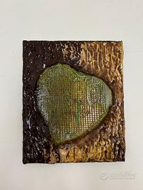 Cuore materico verde su sfondo legno fatto a mano