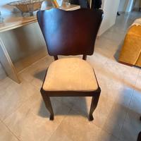 Tavolo, 4 sedie e vetrinetta in noce del '900