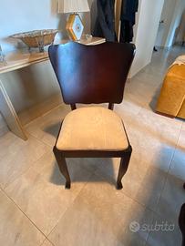 Tavolo, 4 sedie e vetrinetta in noce del '900