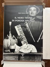 IL NERO TESTO DI POROSA ARGILLA