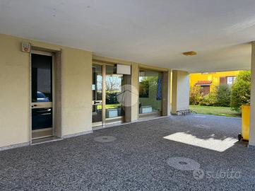 NEGOZIO A CASCINETTE D'IVREA