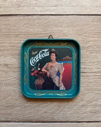 Sottobicchiere in latta Coca-Cola 1927 - 1977.
