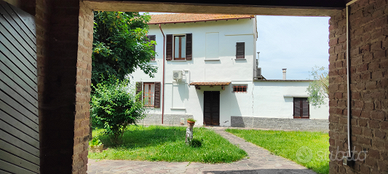 Casa con grande giardino