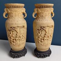 Coppia di Vasi in resina intagliata motivi cinesi