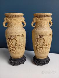 Coppia di Vasi in resina intagliata motivi cinesi