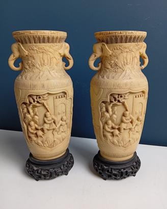 Coppia di Vasi in resina intagliata motivi cinesi