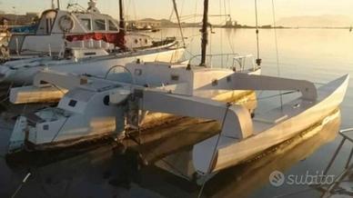 Trimarano a vela