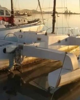 Trimarano a vela