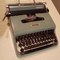 macchina da scrivere Olivetti 