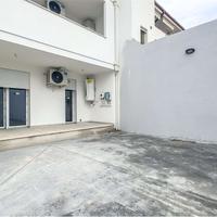 Trilocale di nuova costruzione con cortile e posto
