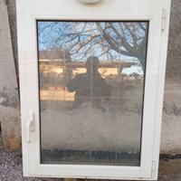 finestra in alluminio bianca