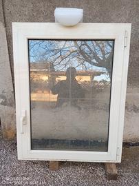 finestra in alluminio bianca