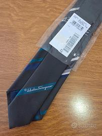 cravatta Salvatore Ferragamo nuova con cartellino