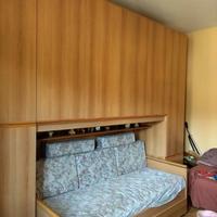 Camera da letto con scrivania e sedia