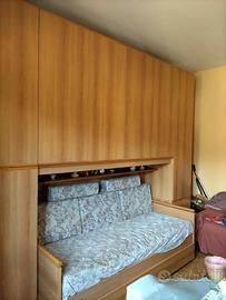 Camera da letto con scrivania e sedia