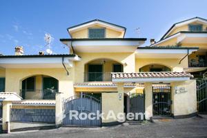 MARCO SIMONE, VILLA A SCHIERA