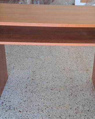 Scrivania e porta pc
