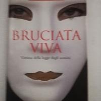 Bruciata viva. Vittima della legge degli uomini Co