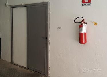 Magazzino in zona Piramide