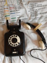 Due telefoni d'epoca in bachelite perfettamente fu