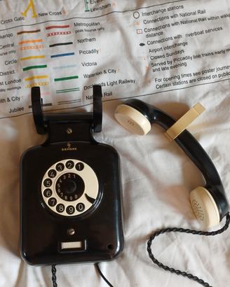 Due telefoni d'epoca in bachelite perfettamente fu