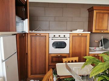 Cucina in legno con elettrodomestici