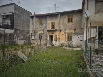 RONCHI Casa su due livelli ed ampio giardino