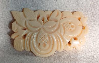 Spilla vintage in osso intagliato floreale 