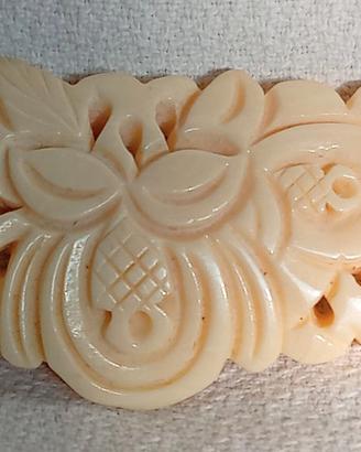 Spilla vintage in osso intagliato floreale 