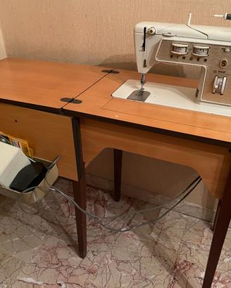 Macchina da cucire con mobile