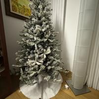 Albero di Natale innevato