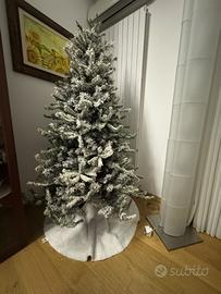 Albero di Natale innevato